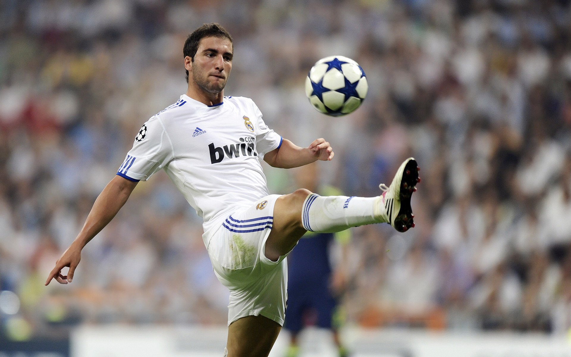 绿色足球革命：环保理念融入五大联赛，足球环保创意作品