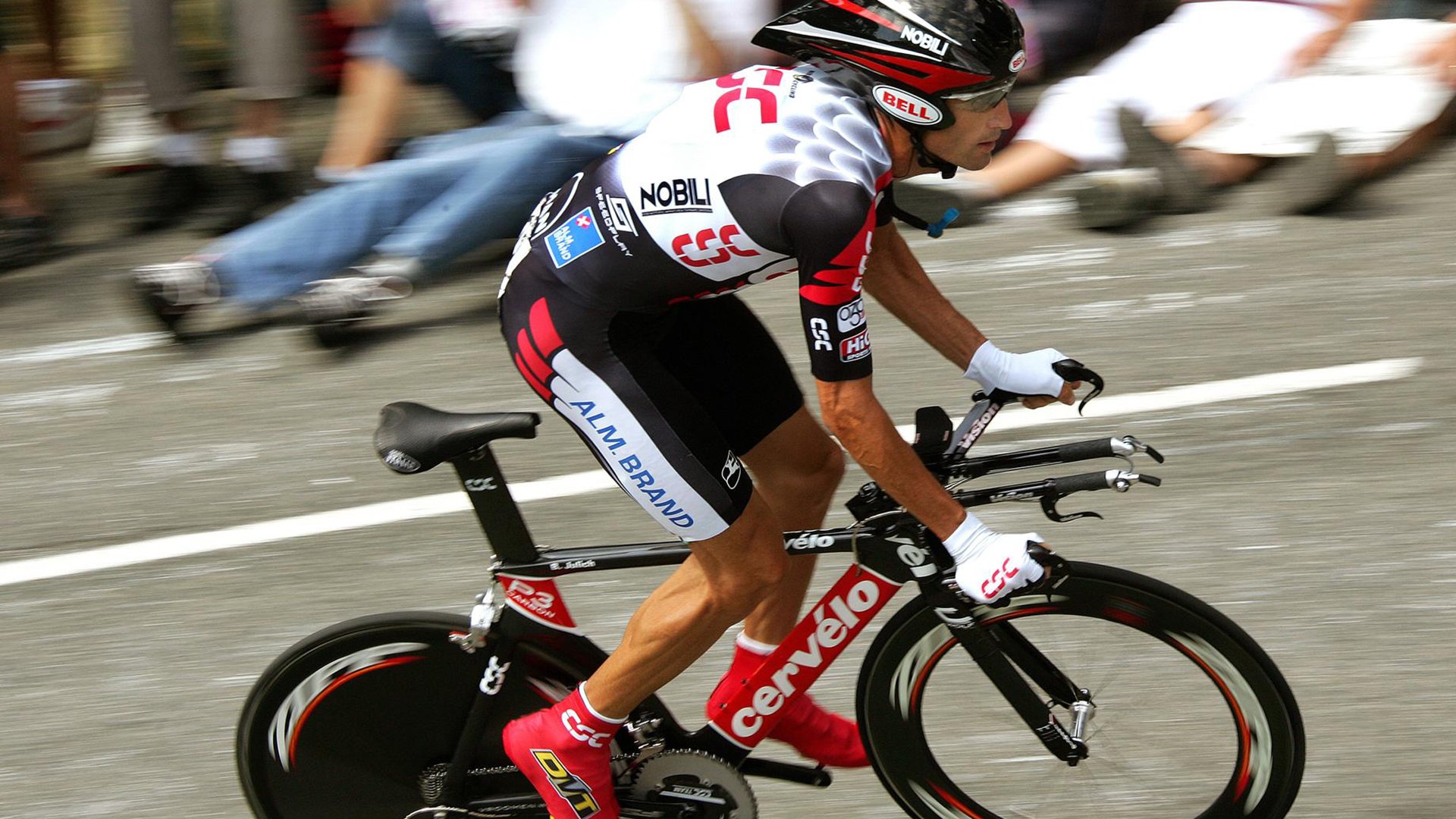 “亚戈·卡尔曼的战术智慧与强悍防守,助阿根廷美洲狮队实现飞跃”