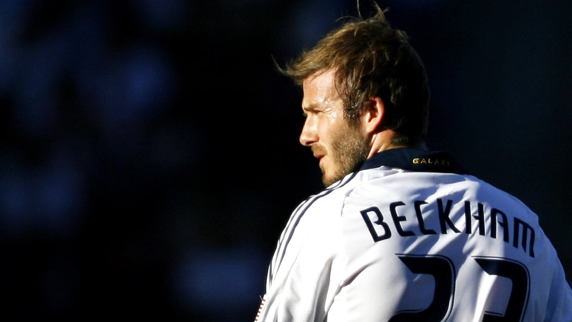 王楚钦指导青少年展现亲和一面,王 楚钦