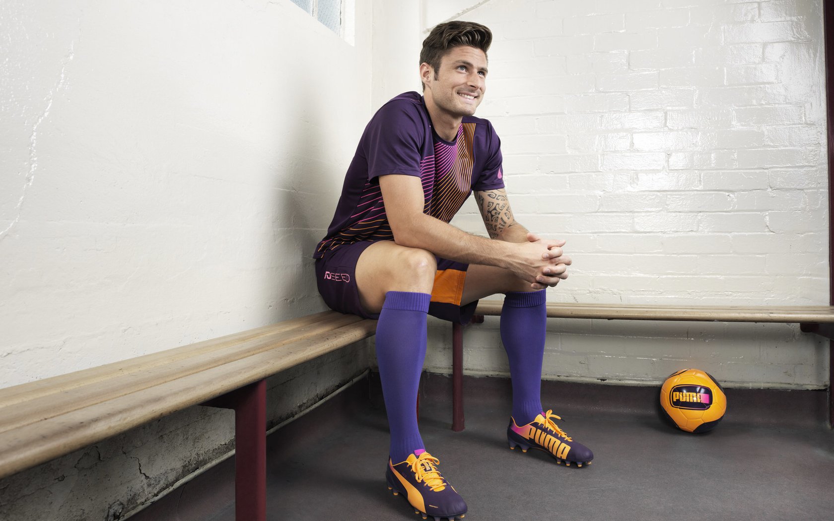 简:与全黑队其他球员默契配合,展现出超高进攻威胁,mf简黑